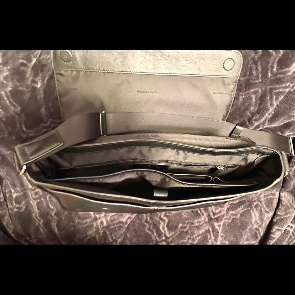 Michael Kors Messanger/Laptop Shoulder Bag - Picture 4 of 9